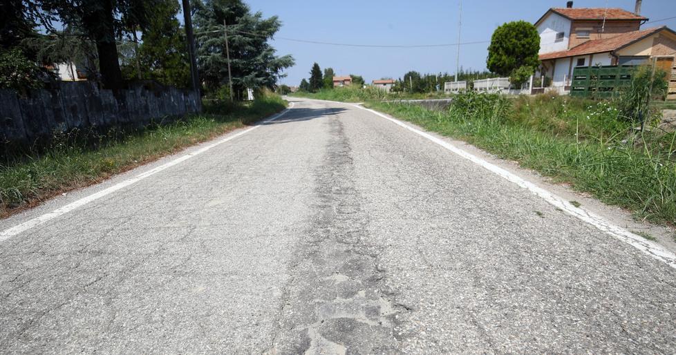 Via Cremona piena di buche