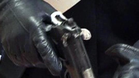 Mostrano pistola e proiettile a due ragazzini: denunciati
