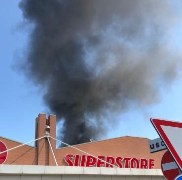 Brucia il magazzino del Conad Fumo visibile da chilometri 