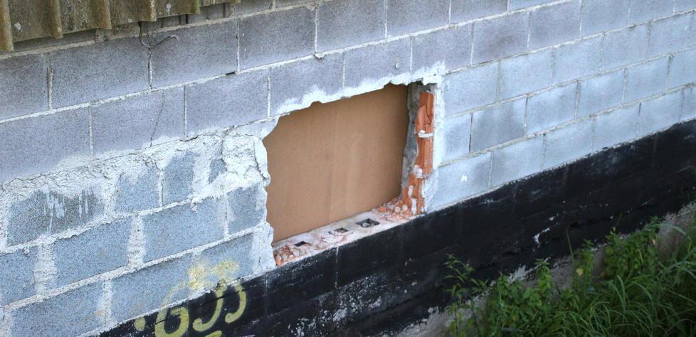 Il buco nel muro sul retro dell'edificio da cui sono penetrati i ladri
