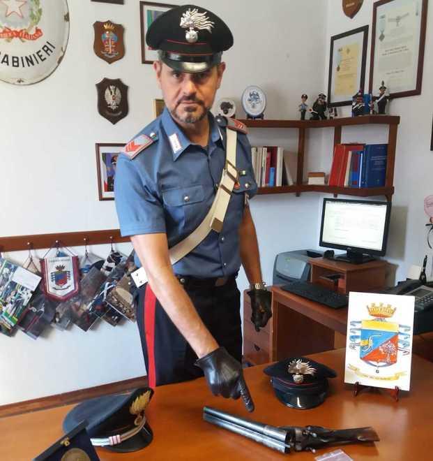Scoppia la lite al bar, spuntano pistola e fucile a canne mozze 