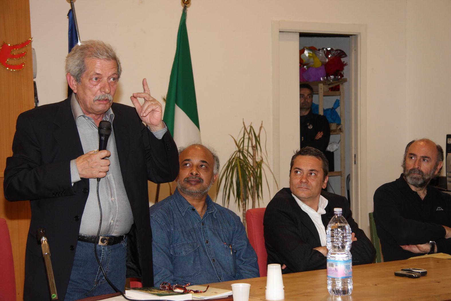 Paolo Chiozzi interviene durante un dibattito sulla moschea nel 2008