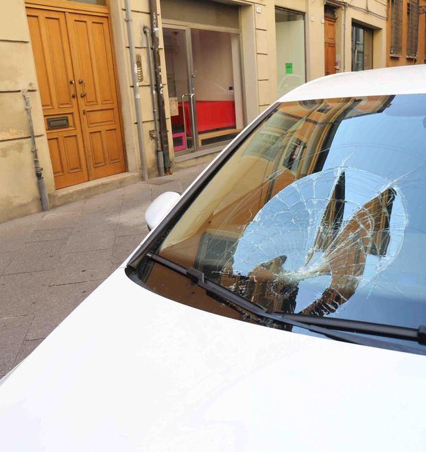 Reggio Emilia, corsa sopra le auto in sosta: telecamere e testimoni incastrano i baby vandali 