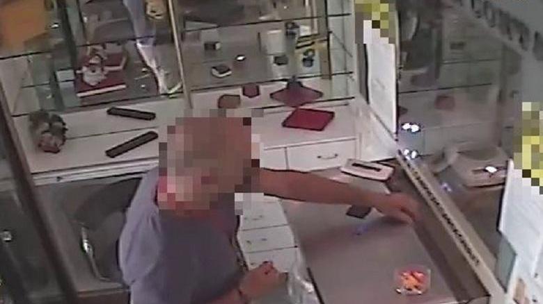 La telecamera ha documentato la vendita dei gioielli a un compro oro