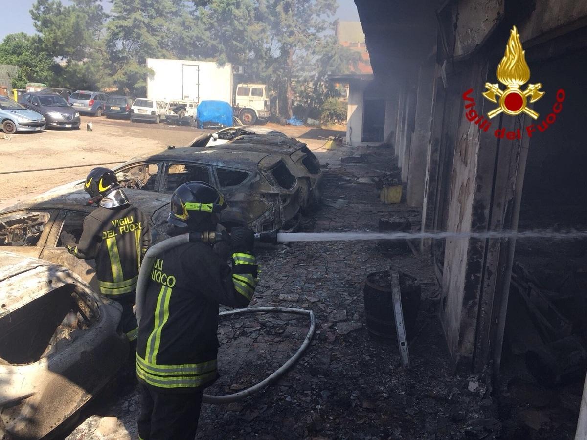 Isili, incendio distrugge autofficina: chiusa anche la statale 128