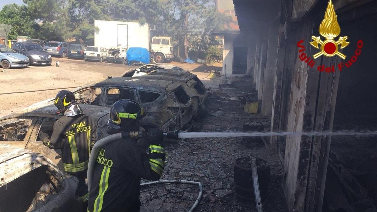 Isili, incendio distrugge autofficina: chiusa anche la statale 128