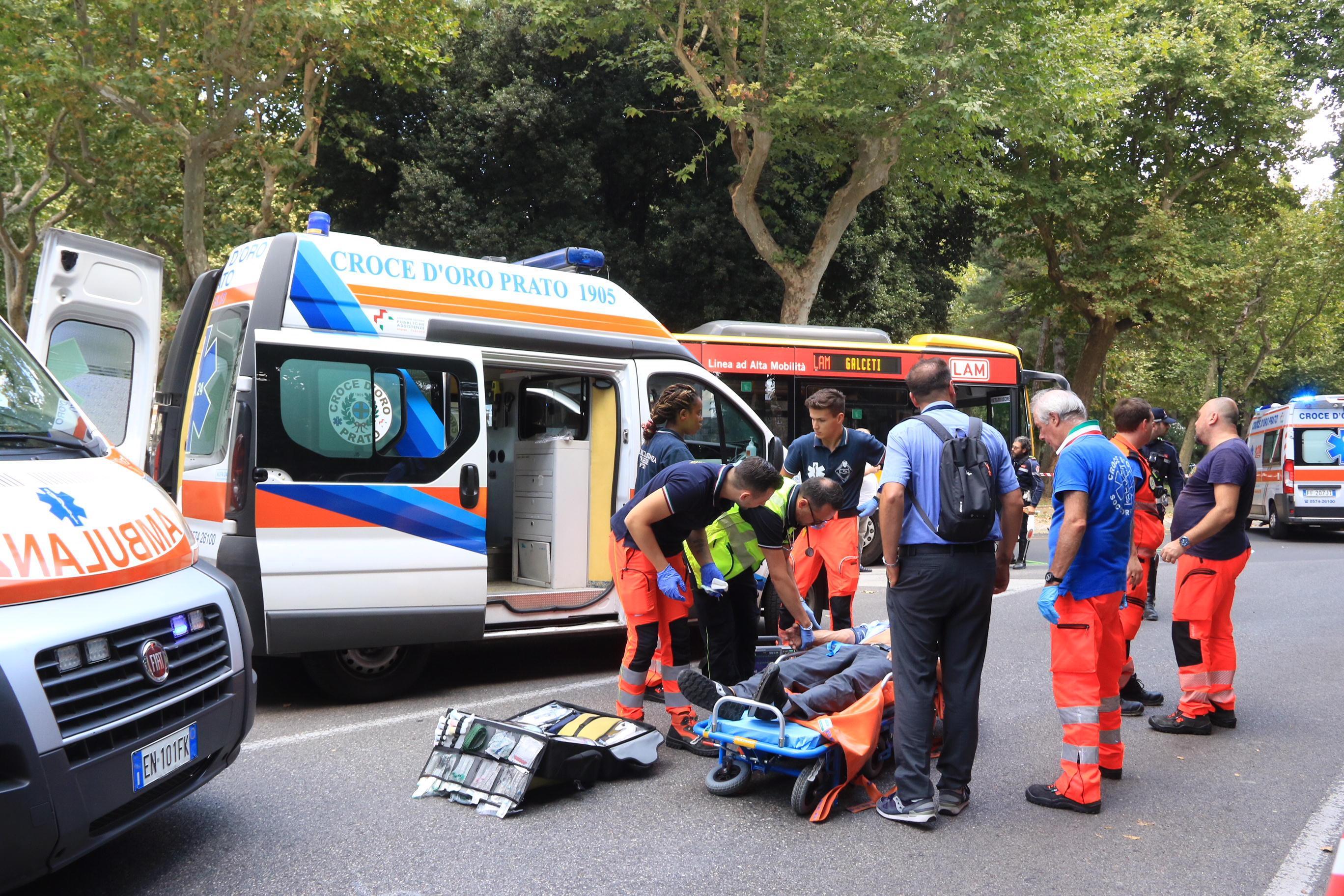 I soccorsi all'autista del bus dopo l'incidente (foto Sproviero/Batavia)