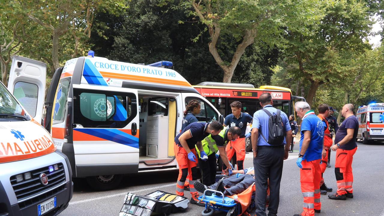 I soccorsi all'autista del bus dopo l'incidente (foto Sproviero/Batavia)