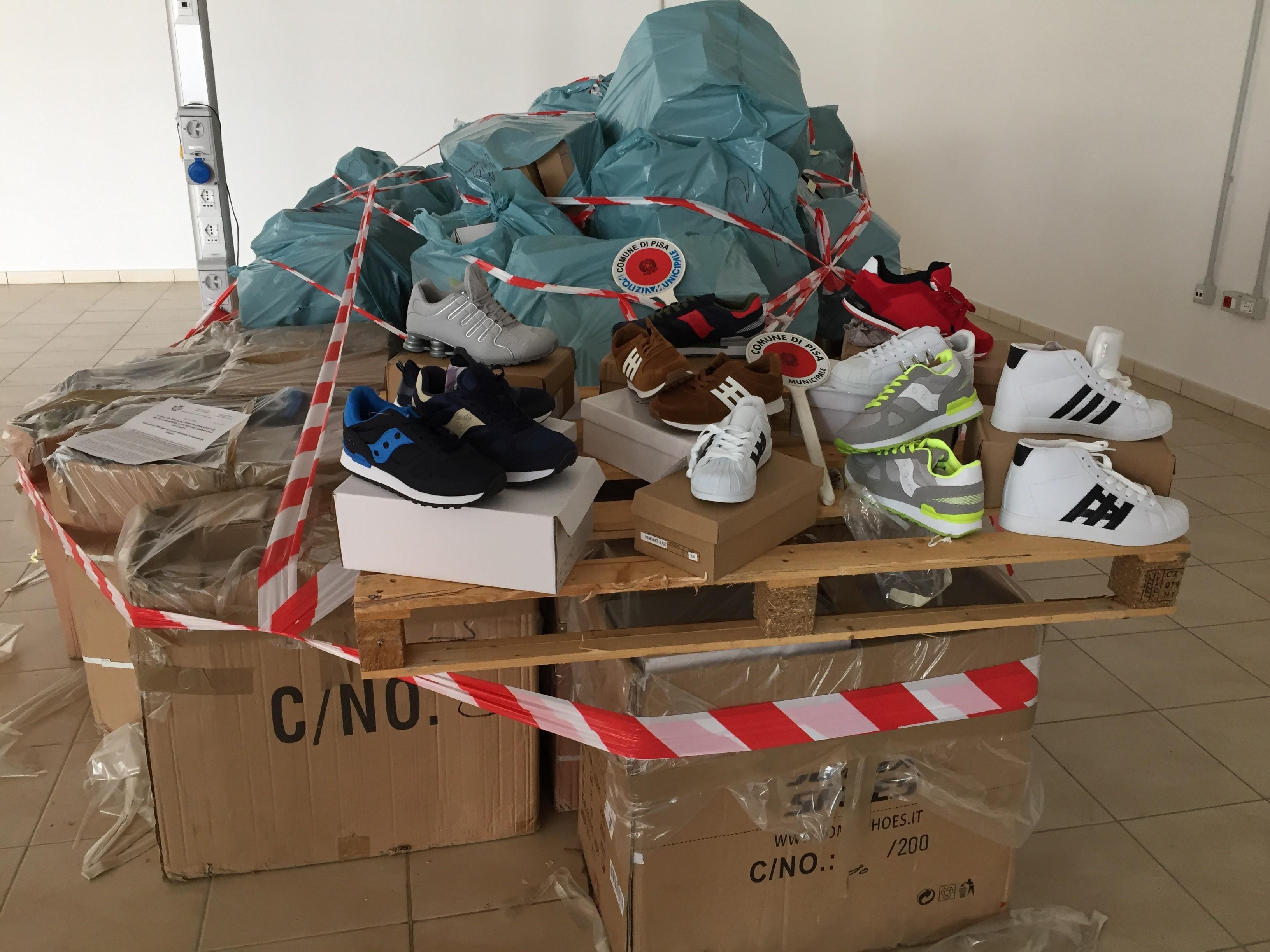Alcune delle scarpe sequestrate 