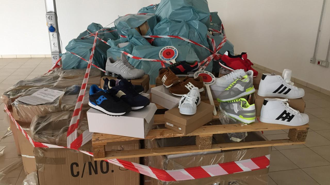 Alcune delle scarpe sequestrate