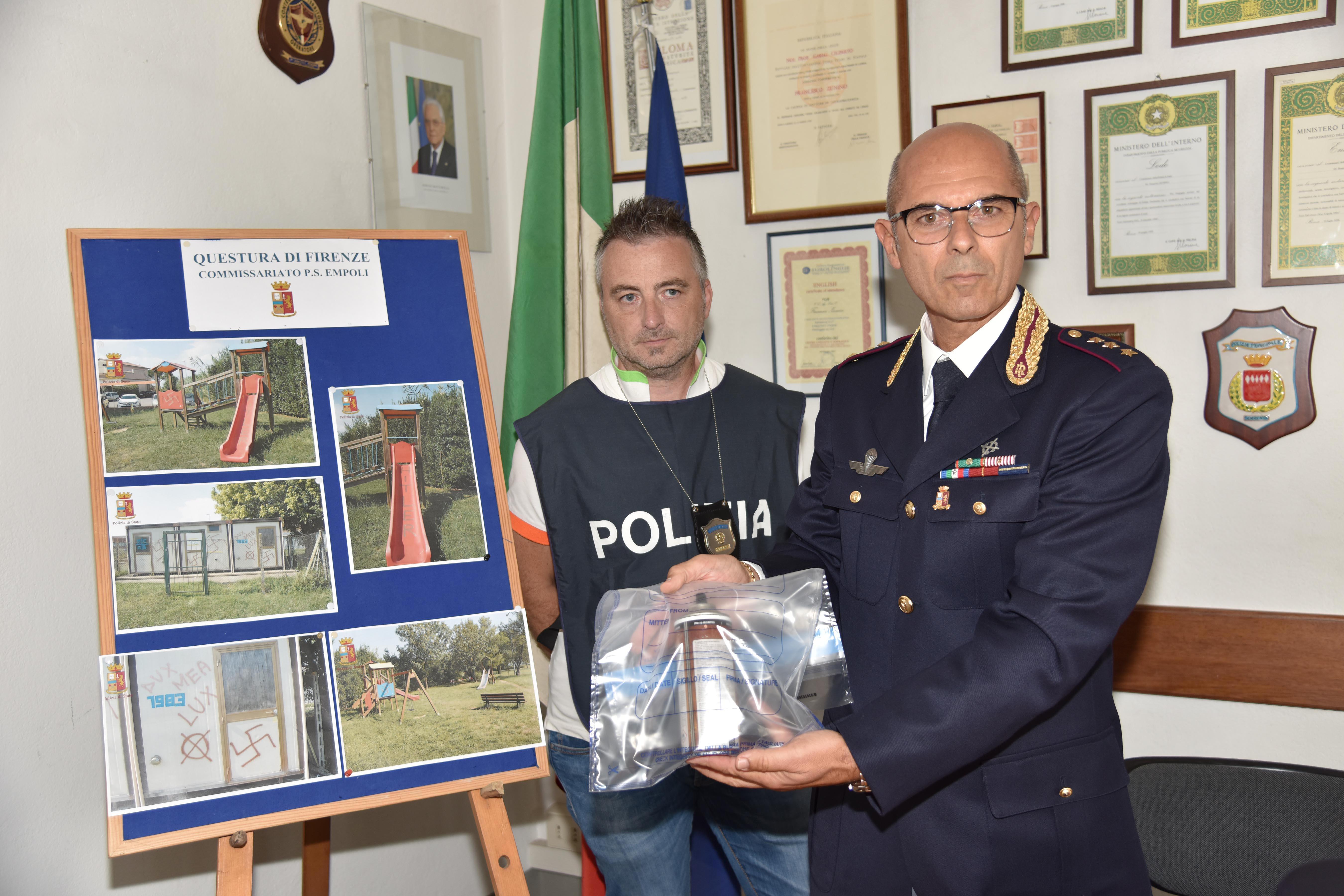 Il commissario Di Stefano mostra la bomboletta sequestrata (Foto Agenzia Carlo Sestini)