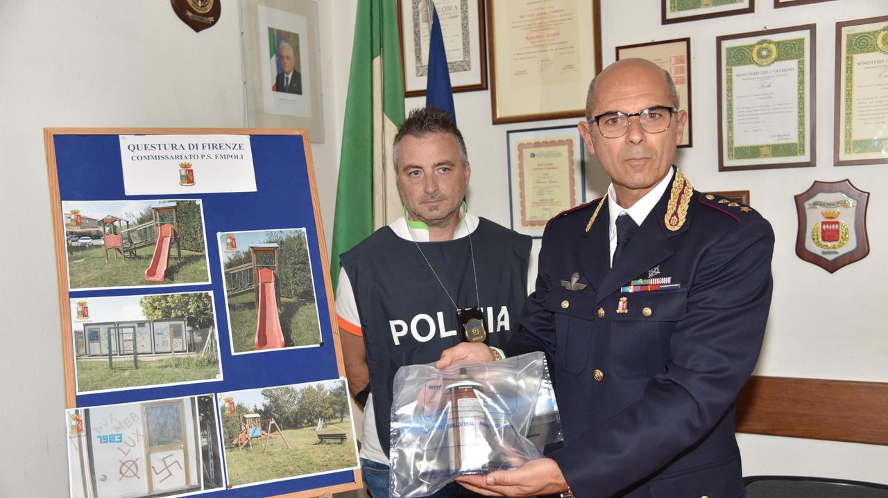 Il commissario Di Stefano mostra la bomboletta sequestrata (Foto Agenzia Carlo Sestini)