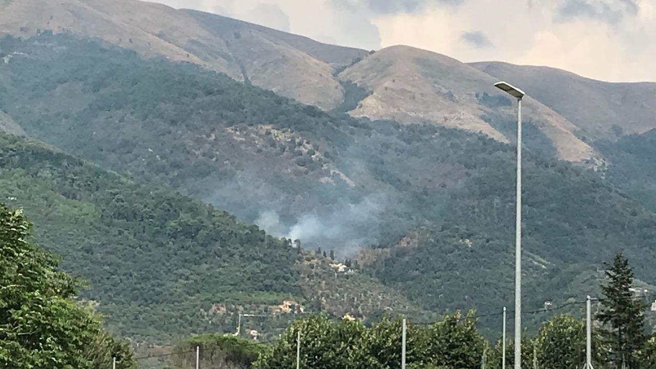 L'incendio sulle colline di Camaiore