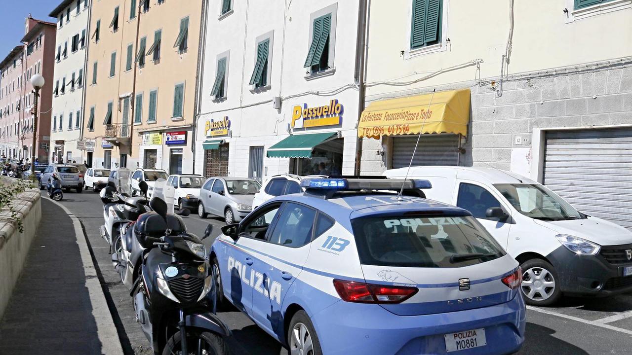 Una volante della polizia in servizio (foto di archivio)