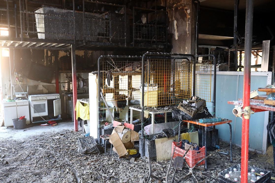 Un incendio ha distrutto un magazzino a Marrara