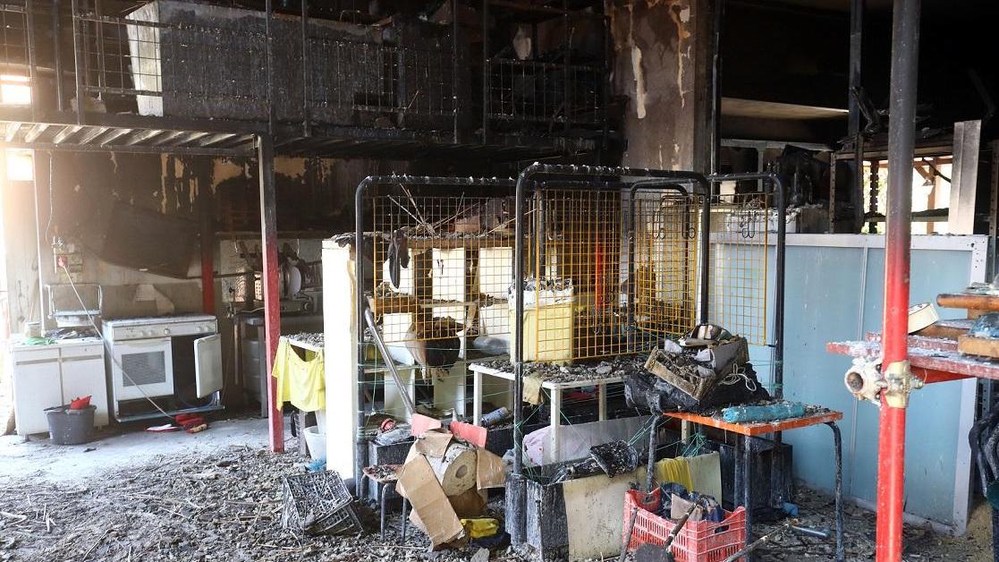 Un incendio ha distrutto un magazzino a Marrara