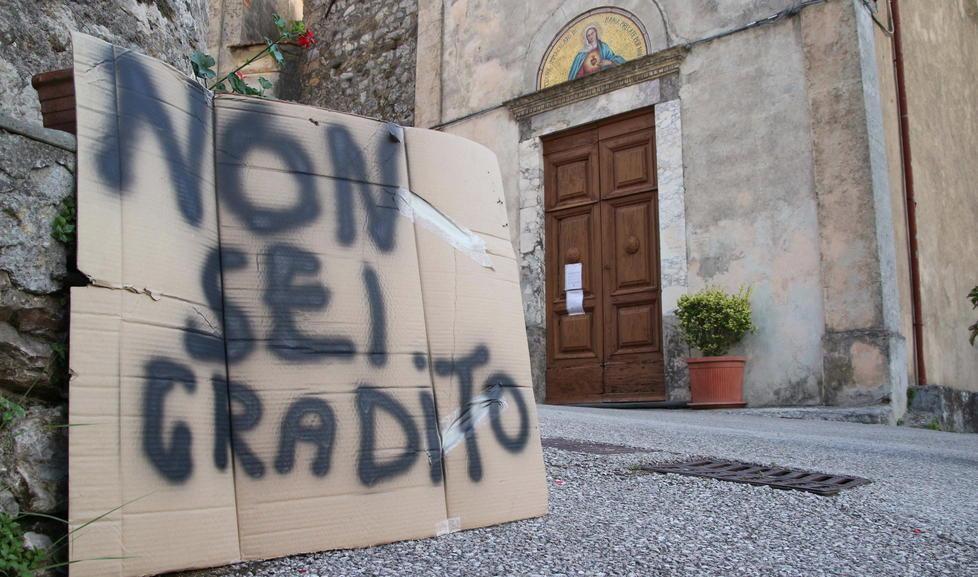 Paesani contro il parroco: «Ha chiuso la nostra sede» 