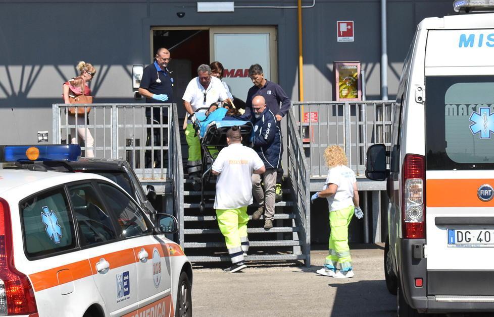 Riottiene il posto di lavoro, ma trova l’ufficio svuotato e si sente male - Video
