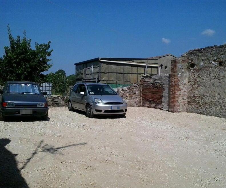 Consiglieri e operai liberano area di sosta da erbacce e rifiuti 