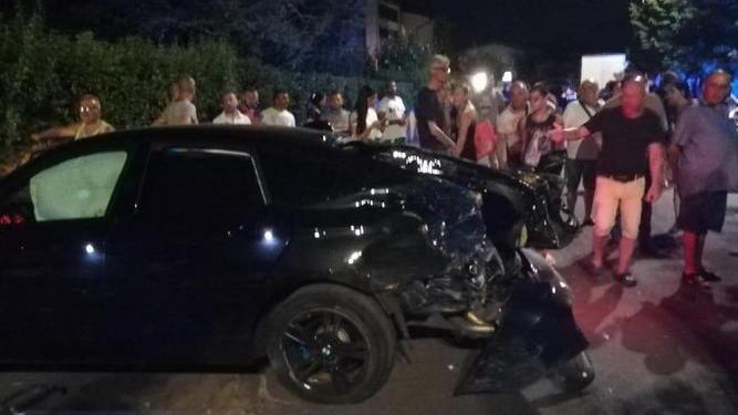 Auto abbatte un albero e si ferma contro il muro