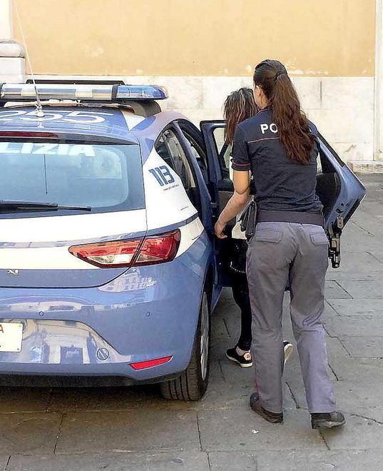 «Toccami e ti attacco l’Aids» Trentenne arrestata per rapina 
