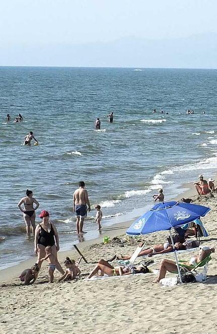 L’acqua dolce del Serchio può minacciare i bagnanti di Marina di Vecchiano 