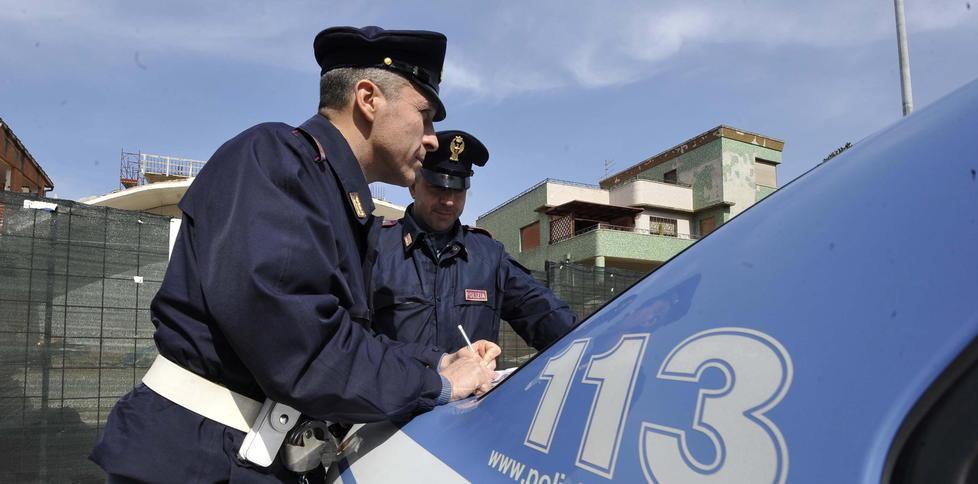 Rapinano donna e poi scappano su di un furgone 