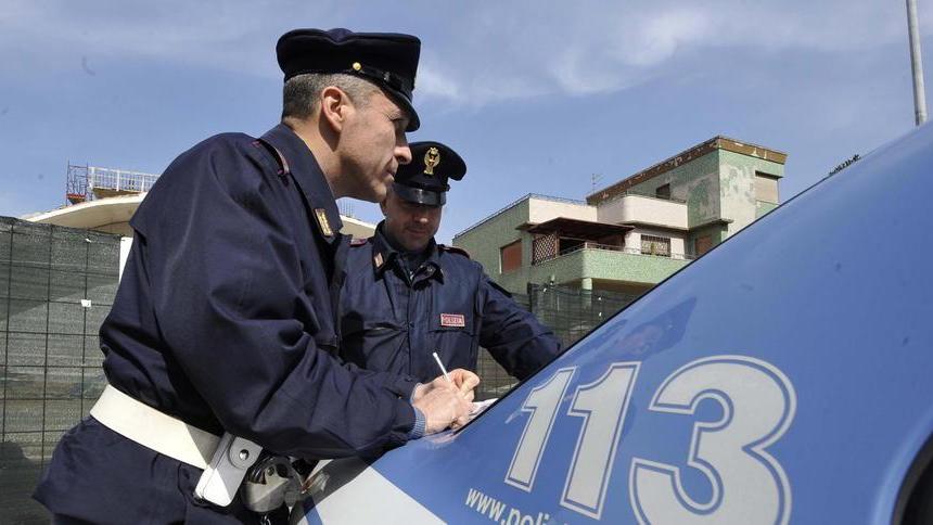 Rapinano donna e poi scappano su di un furgone