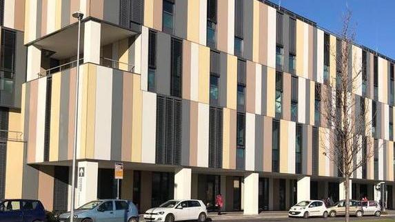 Motociclista investe un pedone: ricoverati entrambi al San Luca