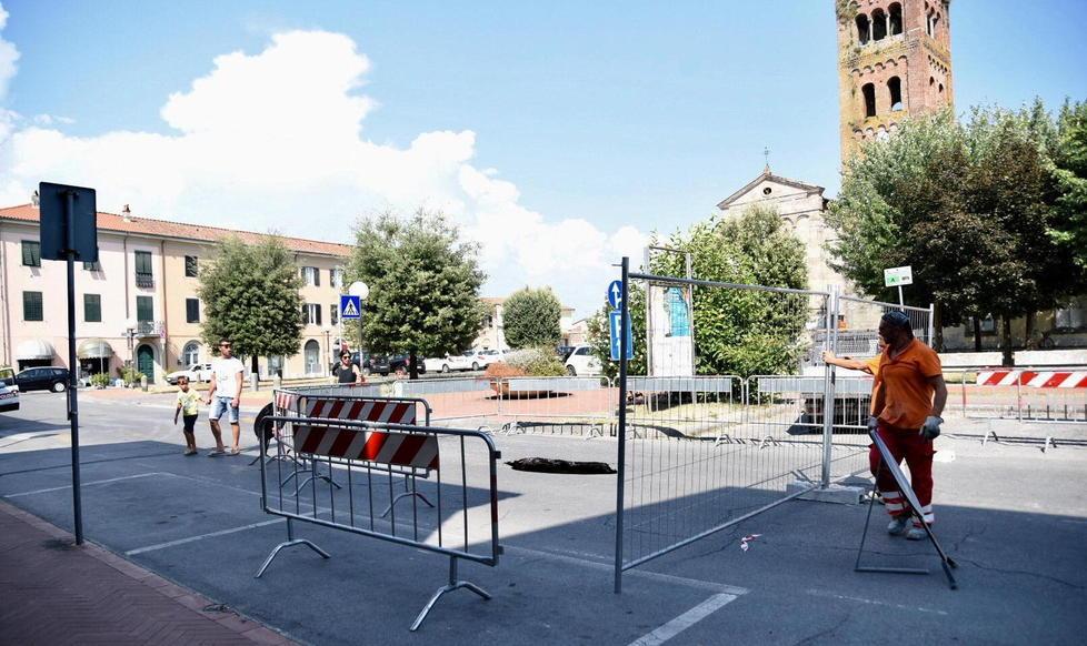 Una voragine in centro a Capannori per il crollo di una condotta fognaria 