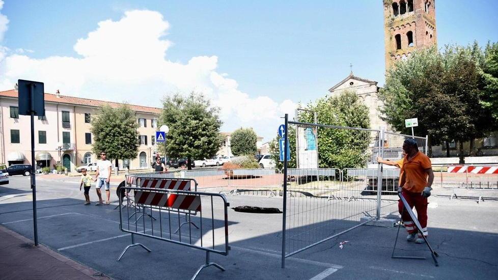 Una voragine in centro a Capannori per il crollo di una condotta fognaria