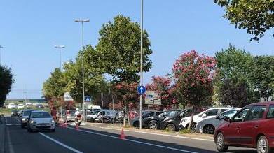 Via Circonvallazione carreggiate ristrette così si fa spazio ad altri parcheggi