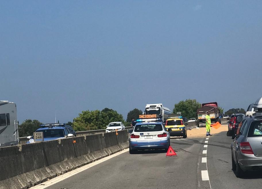 Sorpassa un tir mentre scoppia una gomma 