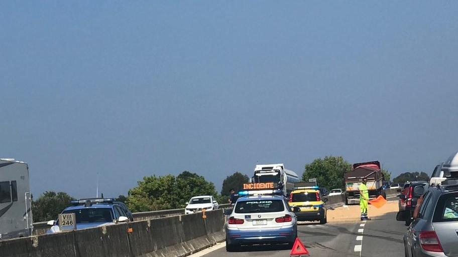Sorpassa un tir mentre scoppia una gomma
