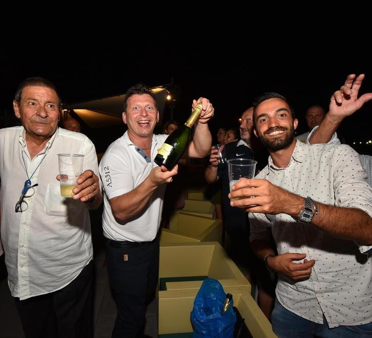 La gioia dello staff del Barracuda Caffè, primo classificato per "Il mio bar" (foto Agenzia Bf)