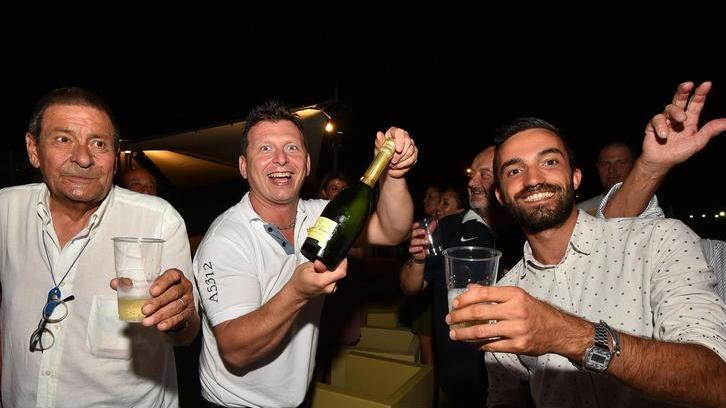 La gioia dello staff del Barracuda Caffè, primo classificato per "Il mio bar" (foto Agenzia Bf)