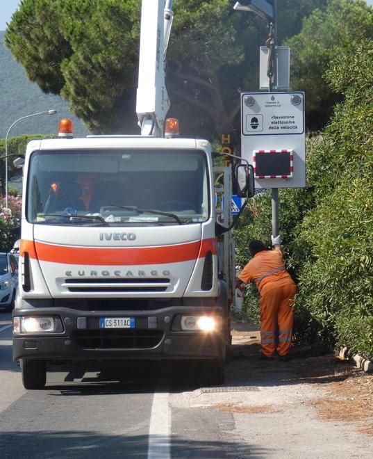 Giannella, arrivano i dissuasori e la nuova segnaletica funziona 
