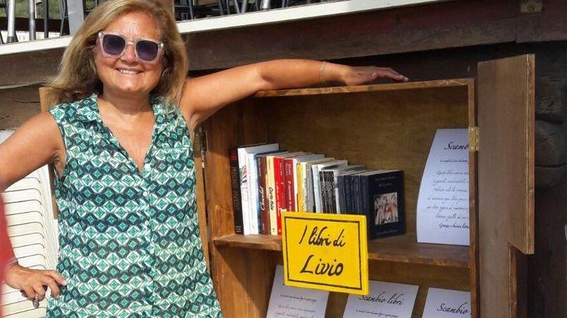 Una mini biblioteca in riva al mare ricorda Livio, un “turista” speciale