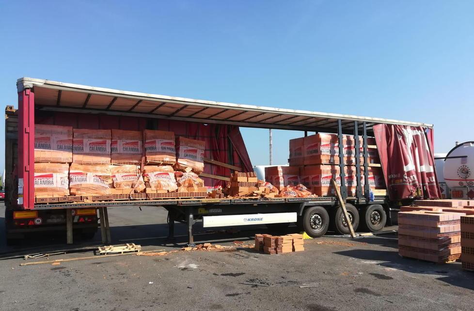 Camion perde il carico di mattoni in via Firenze