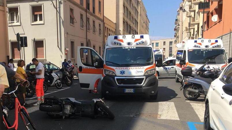 Scontro frontale tra due scooter