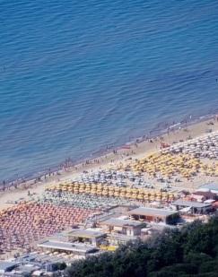 Muore a 89 anni in mare stroncato da un malore mentre fa un bagno 
