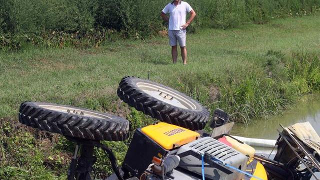 Sbaglia la manovra e finisce nel canale