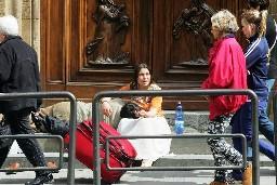 Via gli stranieri senza casa e lavoro 