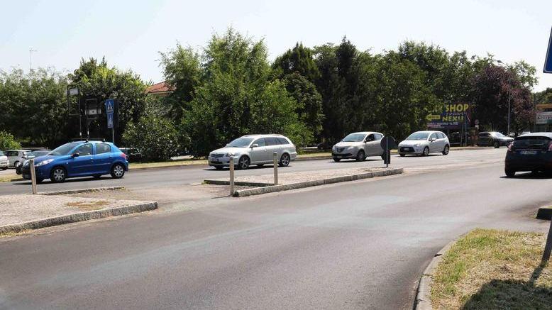 Le strisce pedonali reggiane quasi tutte cancellate dall’usura o dai nuovi asfalti