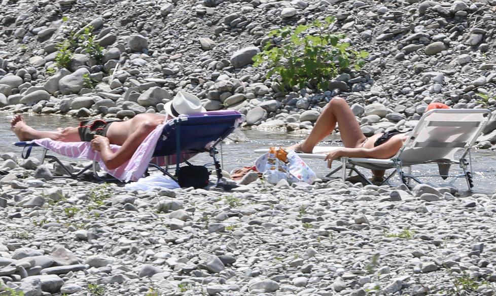 Tintarella sull’Enza ma in barba a regole e norme di civiltà «Lasciano i rifiuti» 