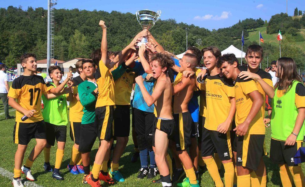 I campioni della Borzanese a cena al Parco dello sport con la coppa a centro tavola