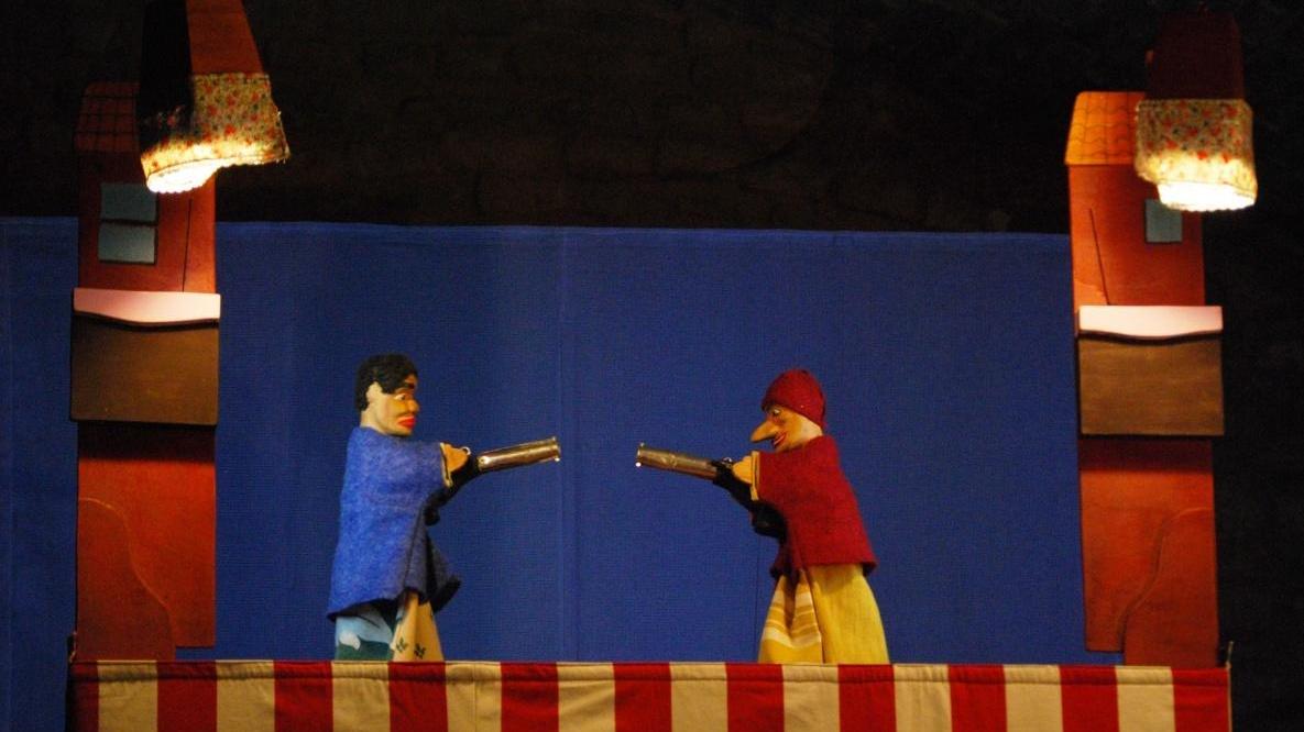 Burattini sul palco in Riviera del Corallo