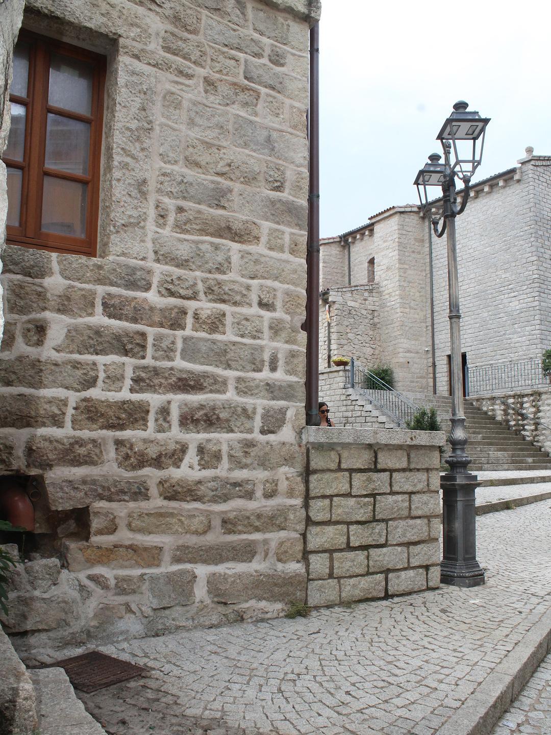 Calangianus, un tubo scarica davanti al Palazzu Mannu