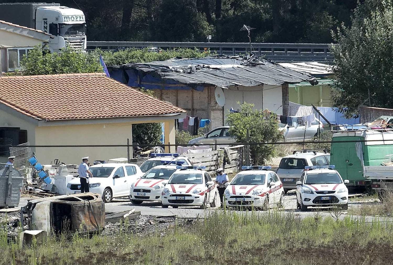 Le forze dell'ordine nell'insediamento da sgomberare (Foto Muzzi)
