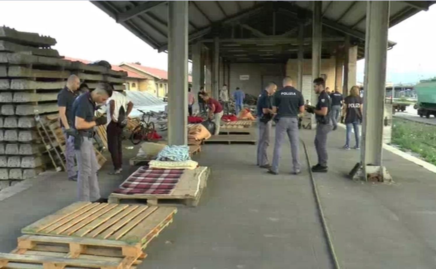 Il blitz nel bivacco di fortuna allo scalo merci della stazione dal fermo immagine di un video della polizia